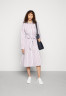 Tommy Hilfiger MIDI SHIRT DRESS Shirt dress posh/royal berry ПЛАТЬЕ-РУБАШКА МИДИ Платье-рубашка шикарный / королевская ягода
