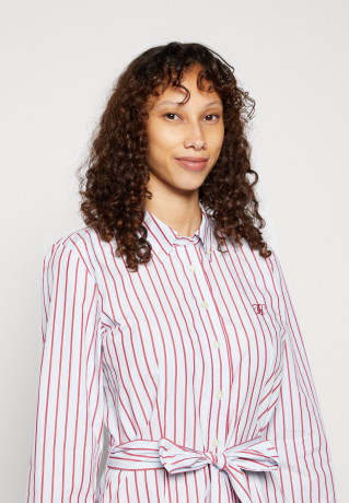 Tommy Hilfiger MIDI SHIRT DRESS Shirt dress posh/royal berry ПЛАТЬЕ-РУБАШКА МИДИ Платье-рубашка шикарный / королевская ягода