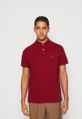 Tommy Hilfiger TOMMY HILFIGER X SHAWN MENDES POLO UNISEX Polo shirt rouge TOMMY HILFIGER X SHAWN MENDES POLO UNISEX Рубашка поло румяна