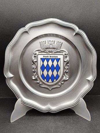 Тарелка декоративная винтажная "Герб города Бреттен" / Серия "Геральдика", яркий декор, олово (95%), 23 см, Германия, 1970-80гг.