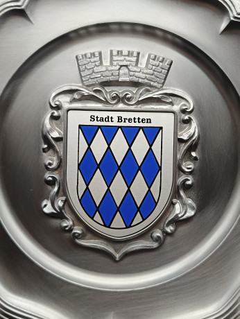 Тарелка декоративная винтажная "Герб города Бреттен" / Серия "Геральдика", яркий декор, олово (95%), 23 см, Германия, 1970-80гг.
