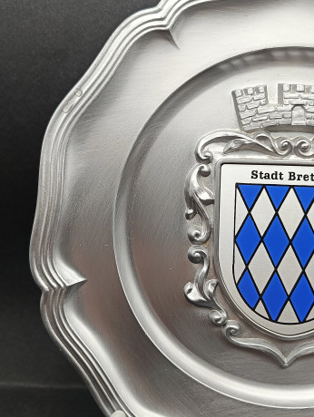 Тарелка декоративная винтажная "Герб города Бреттен" / Серия "Геральдика", яркий декор, олово (95%), 23 см, Германия, 1970-80гг.