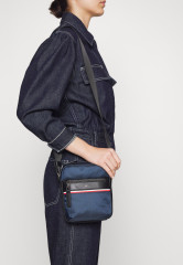 Tommy Hilfiger 1985 MINI REPORTER UNISEX Across body bag desert sky 1985 MINI REPORTER UNISEX — Сумка через плечо небо пустыни