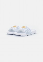 Nike Sportswear VICTORI ONE SLIDE Pantolette flach white/wolf grey/pure platinum/metallic gold VICTORI ONE SLIDE Мюли на плоской подошве белый/серый волк/чистая платина/золотой металлик