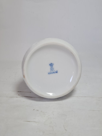 Ваза винтажная AK Kaiser, белая с объемным декором, фарфор, 13 см, Германия, 1970-80гг.