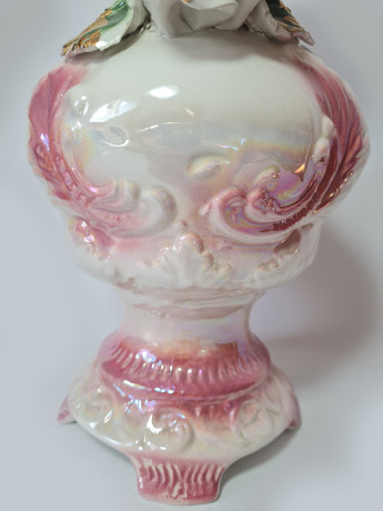 Capodimonte Italy Белая Ваза "Чайная роза" с шестью искусственными розами, 34см x 18см, Италия, 1960-70гг.