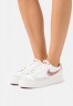 Nike Sportswear BLAZER LOW PLATFORM Sneaker low summit white/arctic orange/canyon rust/phantom BLAZER LOW PLATFORM Низкие кроссовки женские вершинный белый/арктический оранжевый/каньон ржавчины/фантом