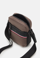 Tommy Hilfiger 1985 MINI REPORTER UNISEX Across body bag city taupe 1985 MINI REPORTER UNISEX — Сумка через плечо город серо-коричневый
