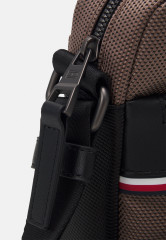 Tommy Hilfiger 1985 MINI REPORTER UNISEX Across body bag city taupe 1985 MINI REPORTER UNISEX — Сумка через плечо город серо-коричневый