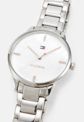 Tommy Hilfiger CASE DIAL WITH ACCENTS BRACELET Watch silver-coloured ЦИФЕРБЛАТ С АКЦЕНТАМИ БРАСЛЕТ Часы серебристый