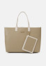 Tommy Hilfiger ICONIC TOTE SET Tote bag beige ICONIC TOTE SET Сумка-тоут бежевый