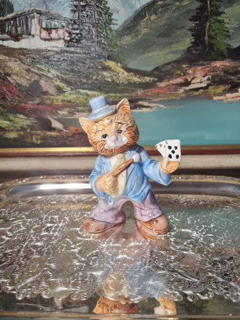 Фигурка винтажная "Кот в светло-голубом пиджаке с игральными картами", 14 x 9 см, Германия, 1950-60гг.