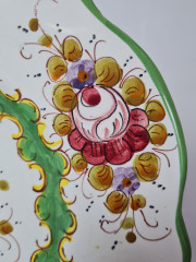 Тарелка винтажная декоративная Im Stil von Italy с округлым цветочным декором, в зеленовато-красных тонах, с фигурным краем, керамика, ручная роспись, 25.5 см, Италия, 1960-70гг.