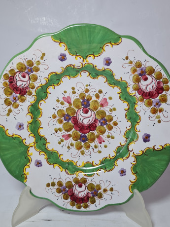 Тарелка винтажная декоративная Im Stil von Italy с округлым цветочным декором, в зеленовато-красных тонах, с фигурным краем, керамика, ручная роспись, 25.5 см, Италия, 1960-70гг.