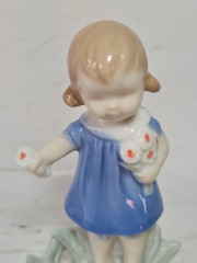 Статуэтка винтажная Lladro &quot;Девочка с букетом цветов&quot;, фарфор, 12 x 7 см, Испания, 1960-70гг. 