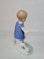 Статуэтка винтажная Lladro &quot;Девочка с букетом цветов&quot;, фарфор, 12 x 7 см, Испания, 1960-70гг. 