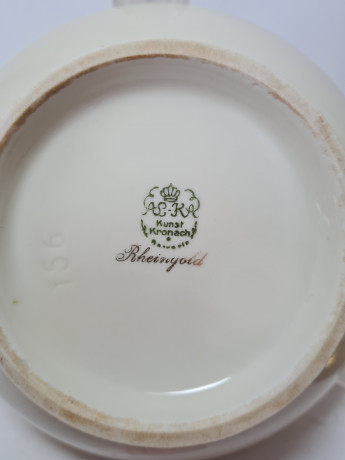 AL-KA Kunst Kronach Круглая винтажная шкатулка с цветочным узором и обильной позолотой, 14смx12см, Германия, 1960-70гг.