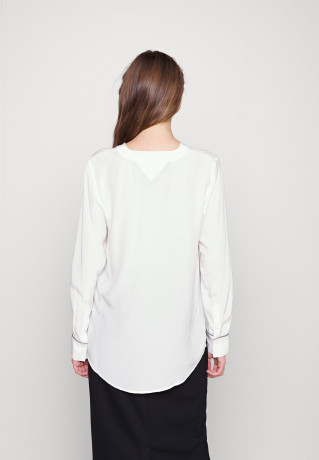 Tommy Hilfiger SOLID V NECK Blouse ecru ТВЕРДАЯ БЛУЗА С V-ОБРАЗНЫМ ВЫРЕЗОМ экрю