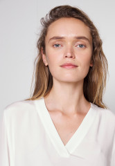 Tommy Hilfiger SOLID V NECK  Blouse ecru ТВЕРДАЯ БЛУЗА С V-ОБРАЗНЫМ ВЫРЕЗОМ экрю