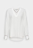 Tommy Hilfiger SOLID V NECK Blouse ecru ТВЕРДАЯ БЛУЗА С V-ОБРАЗНЫМ ВЫРЕЗОМ экрю