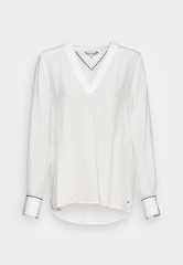 Tommy Hilfiger SOLID V NECK  Blouse ecru ТВЕРДАЯ БЛУЗА С V-ОБРАЗНЫМ ВЫРЕЗОМ экрю