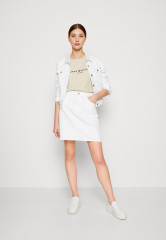 Tommy Hilfiger REGULAR TEE  Print T-shirt light sandalwood REGULAR TEE Футболка с принтом светлое сандаловое дерево