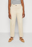 Tommy Hilfiger TAPERED PANT Trousers classic beige ЗАЖИМНЫЕ БРЮКИ Брюки классический бежевый