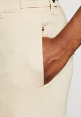 Tommy Hilfiger TAPERED PANT Trousers classic beige ЗАЖИМНЫЕ БРЮКИ Брюки классический бежевый