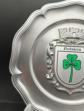 Тарелка декоративная винтажная "Герб города Нейбсхайм" / Серия "Геральдика", яркий декор, олово (95%), 23 см, Германия, 1970-80гг.