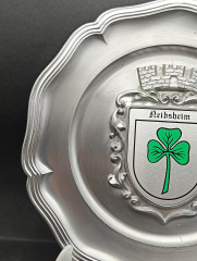 Тарелка декоративная винтажная &quot;Герб города Нейбсхайм&quot; / Серия &quot;Геральдика&quot;, яркий декор, олово (95%), 23 см, Германия, 1970-80гг.