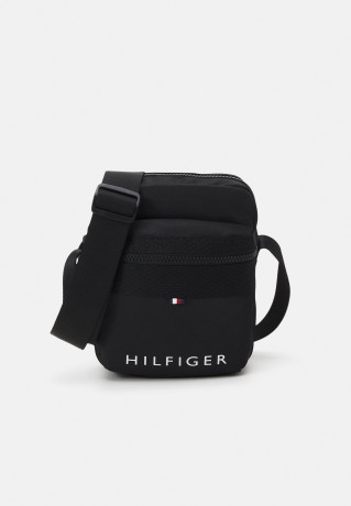 Tommy Hilfiger SKYLINE MINI REPORTER UNISEX Across body bag black SKYLINE MINI REPORTER UNISEX Сумка через плечо черный