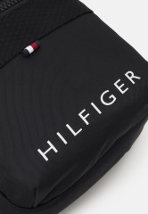 Tommy Hilfiger SKYLINE MINI REPORTER UNISEX Across body bag black SKYLINE MINI REPORTER UNISEX Сумка через плечо черный