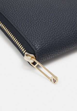 Tommy Hilfiger EMBLEM LARGE Wallet space blue ЭМБЛЕМА БОЛЬШАЯ Бумажник космический синий