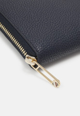 Tommy Hilfiger EMBLEM LARGE Wallet space blue ЭМБЛЕМА БОЛЬШАЯ Бумажник космический синий