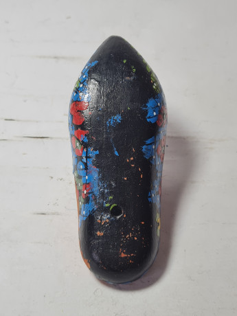 Фигурка в виде башмачка винтажная Agadir Marokko, черная керамика с красочным цветочным декором, 4 x 12 x 5 см, Марокко, 1950-60гг.