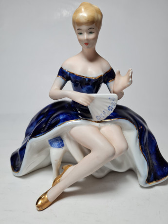 ARPO Винтажная статуэтка "Девушка в синем платье и с веером", 8см x 16см, Румыния, 1960-70гг.