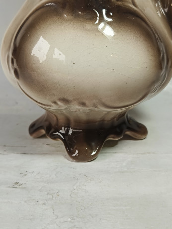 Ваза-кувшин винтажная Bassano большая, украшенная объемными розами, керамика, 29.5 см, Италия, 1960-70гг.