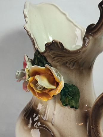 Ваза-кувшин винтажная Bassano большая, украшенная объемными розами, керамика, 29.5 см, Италия, 1960-70гг.
