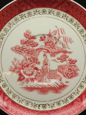 Тарелка декоративная винтажная Doppel Phoenix "Женщина в японском саду" в красных оттенках, фарфор, 17 см, Япония, 1960-70гг.