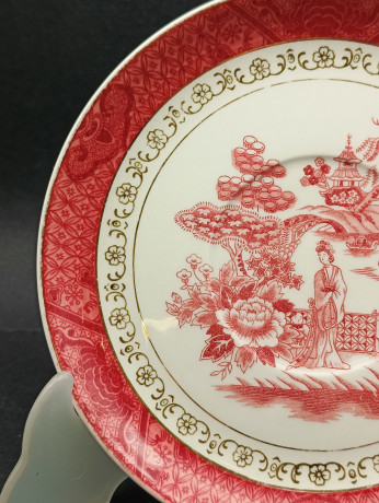 Тарелка декоративная винтажная Doppel Phoenix "Женщина в японском саду" в красных оттенках, фарфор, 17 см, Япония, 1960-70гг.