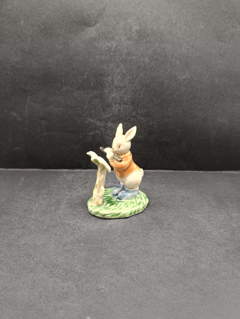 Статуэтка винтажная миниатюрная Im Stil Goebel "Заяц, играющий на флейте", фарфор, 9 х 6 см, Германия, 1970-80гг. 
