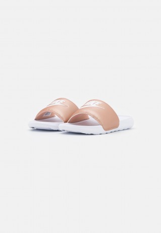 Nike Sportswear VICTORI ONE SLIDE Pantolette flach metallic red bronze/white VICTORI ONE SLIDE Мюли на плоской подошве металлик красная бронза/белый