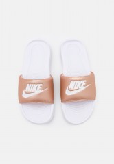 Nike Sportswear VICTORI ONE SLIDE Pantolette flach metallic red bronze/white VICTORI ONE SLIDE Мюли на плоской подошве металлик красная бронза/белый