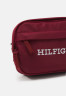 Tommy Hilfiger CORPORATE BUMBAG UNISEX Across body bag rouge CORPORATE BUMBAG UNISEX Сумка через плечо румяна