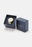 Tommy Hilfiger CASE DIAL WITH ACCENTS BRACELET Watch gold-coloured ЦИФЕРБЛАТ С АКЦЕНТАМИ БРАСЛЕТ Часы золотого цвета