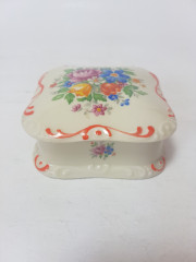 Шкатулка винтажная квадратная PM, молочного цвета фарфор с разноцветным цветочным букетом, 8,5 x 8,5 x 4 см, Германия, 1960-70гг.