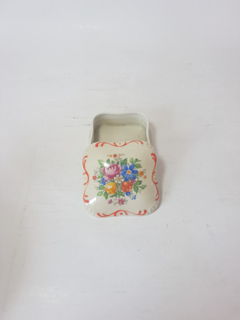 Шкатулка винтажная квадратная PM, молочного цвета фарфор с разноцветным цветочным букетом, 8,5 x 8,5 x 4 см, Германия, 1960-70гг.
