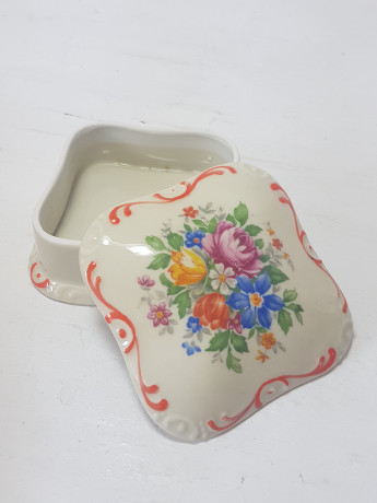 Шкатулка винтажная квадратная PM, молочного цвета фарфор с разноцветным цветочным букетом, 8,5 x 8,5 x 4 см, Германия, 1960-70гг.