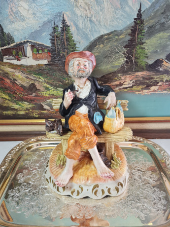 Статуэтка винтажная Capodimonte "Старик на скамейке", фарфор, 27 x 19 см, Италия, 1960-70гг.