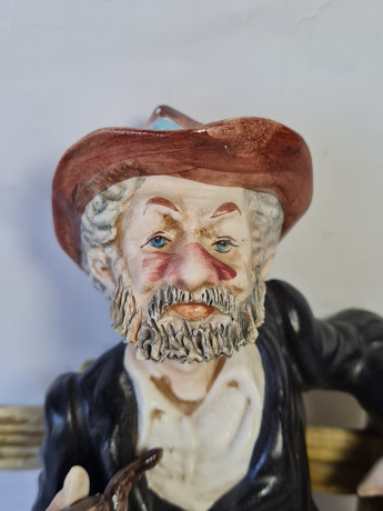 Статуэтка винтажная Capodimonte "Старик на скамейке", фарфор, 27 x 19 см, Италия, 1960-70гг.